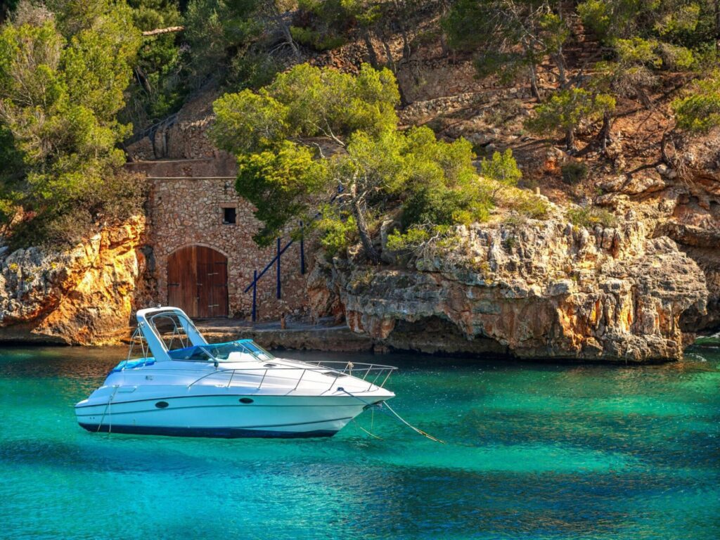 Cruise ship and boat rental in Athens